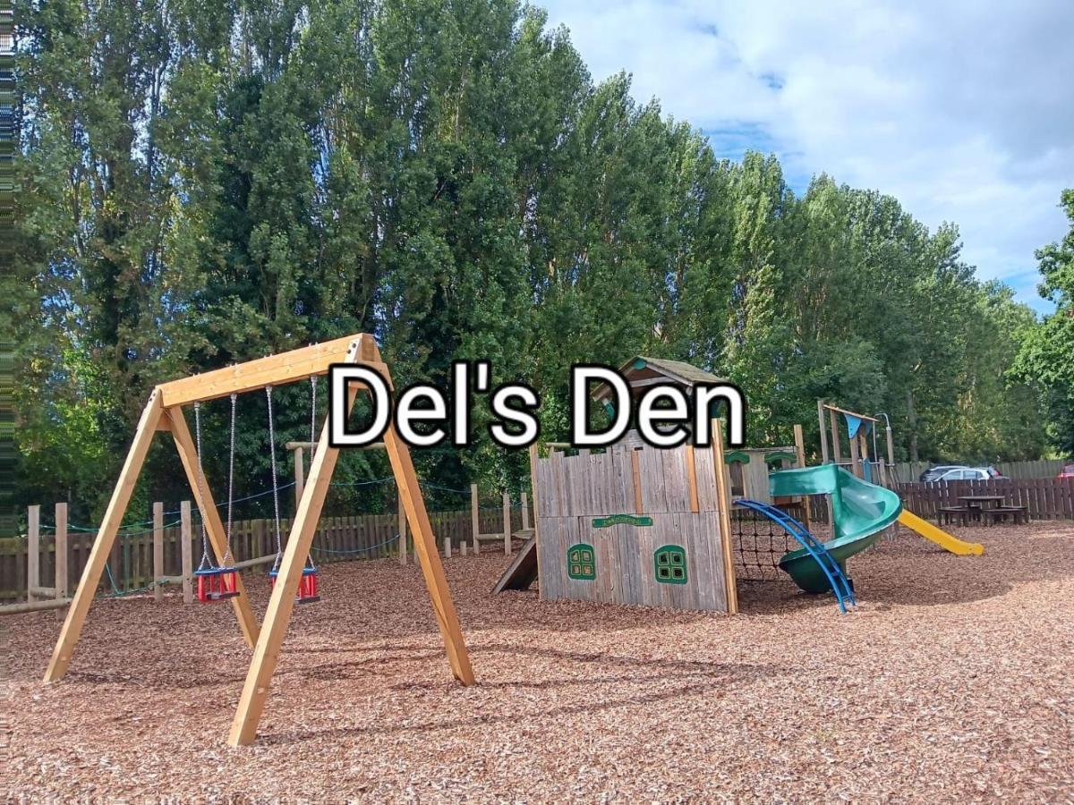 Del'S Den Lakeside Weeley Bridge ภายนอก รูปภาพ