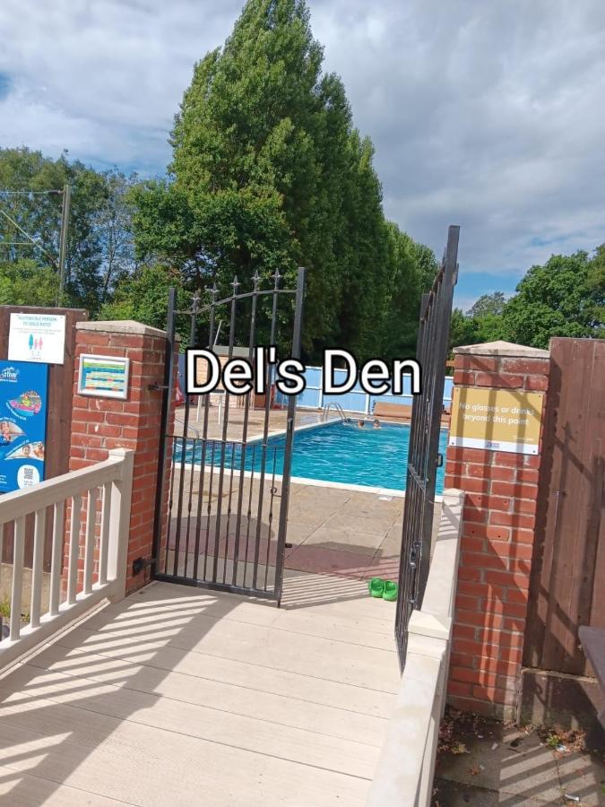 Del'S Den Lakeside Weeley Bridge ภายนอก รูปภาพ